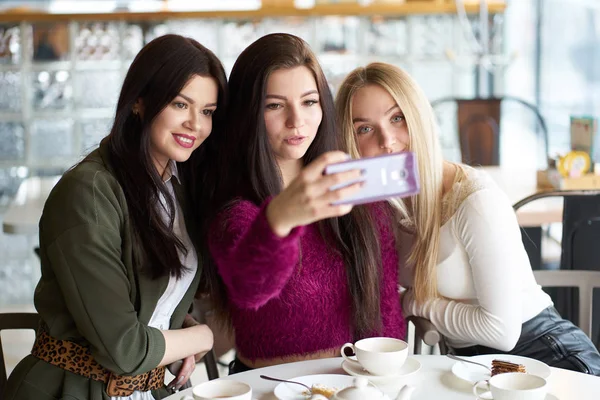 ガール フレンドは、お茶を飲むなり、selfie カフェで楽しい時を過す — ストック写真