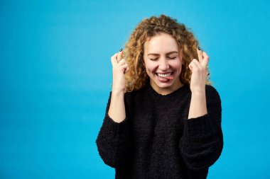 Beden dili. Duygusal mutlu genç çekici Kızıl saçlı kıvırcık wo