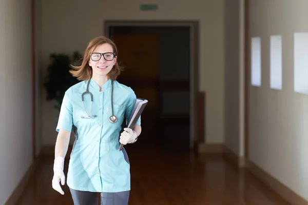 Beyaz Kızıl saçlı kadın doktor stetoskop ile gülümseyen portresi — Stok fotoğraf