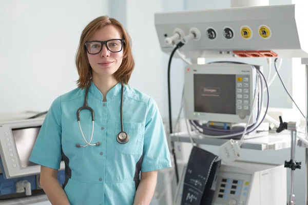 Retrato de mujer blanca intensivista en el icu —  Fotos de Stock