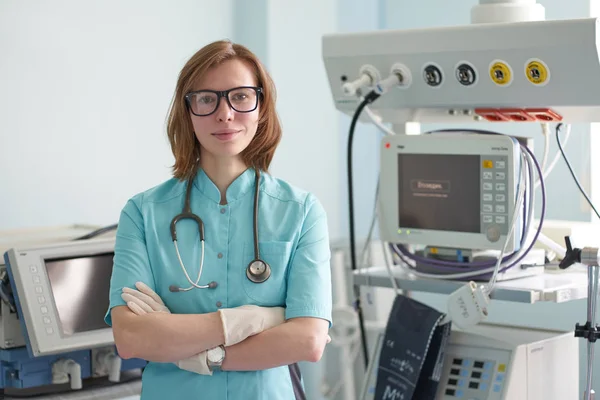 Retrato sonriente de mujer blanca intensivista en el icu — Foto de Stock