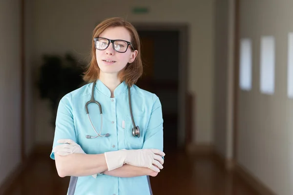 Beyaz Kızıl Saçlı Kadın Doktor Boynunda Steteskop Ile Gülümseyen Portresi — Stok fotoğraf