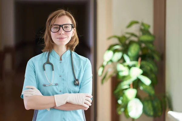 Z stetoskop uśmiechający się portret biały Ruda kobieta lekarz — Zdjęcie stockowe