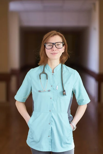 Улыбающийся портрет белой рыжей женщины-врача со стетоскопом — стоковое фото