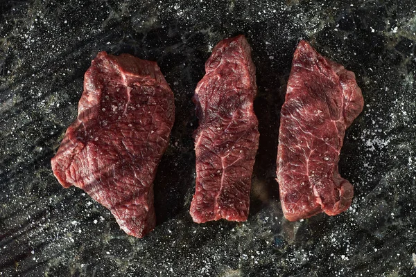 Tres pedazos de carne de res, vista desde arriba —  Fotos de Stock