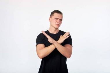 Vücut dili. Genç mutsuz adam önünde onun kollarını geçti