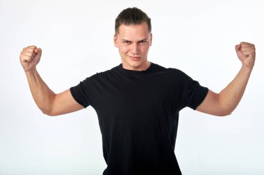 Ben güçlüyüm. Siyah gömlek demo giyen yakışıklı Brunet portresi