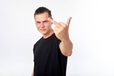 Siyah gömlek giyen genç yakışıklı adam sen imzalamak fuck gösteren ve