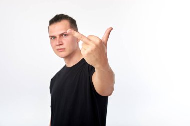 Genç çekici adam giyen siyah gömlek gösteren sikme sen imza o
