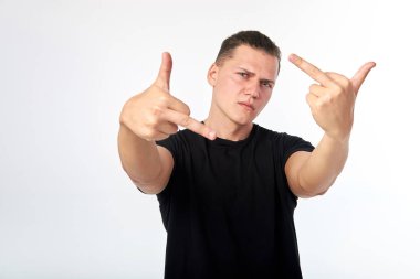 Genç çekici adam giyen siyah gömlek gösteren sikme sen imza o