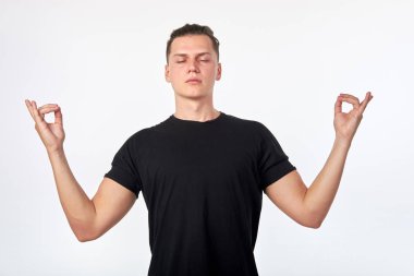 Genç dinlendirici çekici kendine güvenen adam ile meditasyon eller. Medi