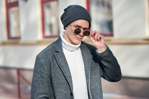 Portrait of a serious young attractive hipster man in sunglasses — Stock Photo, Image