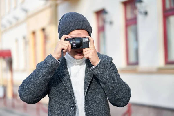 Joven hipster elegante hombre de moda con un abrigo gris, sudor blanco — Foto de Stock