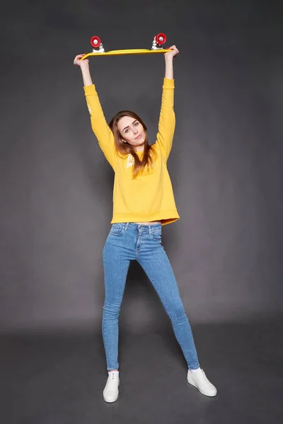 Portrait de jeune fille attrayante positive portant une blouse jaune — Photo