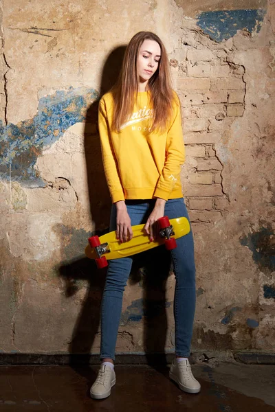 Retrato de positivo jovem atraente menina vestindo blusa amarela — Fotografia de Stock