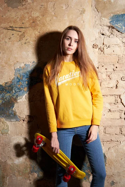 노란색 블라우스를 입고 긍정적 인 젊은 매력적인 소녀의 초상화 — 스톡 사진