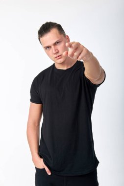 Vücut dili. Sana işaret eden yakışıklı genç bir adam. Ben c