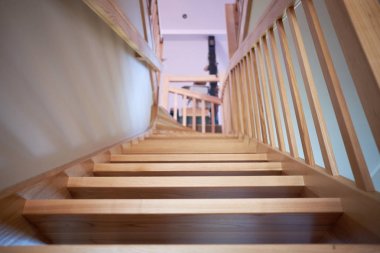 sarı ahşap çam merdiveni 