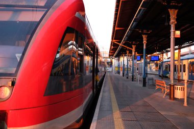 gün batımı veya gündoğumu ışığında trenler ile tren istasyonu