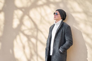 Şık güneş gözlüğü modern serin hipster trendy adam bir f giyiyor