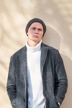 Modern kentsel genç ciddi hipster şık adam modern gr giyiyor