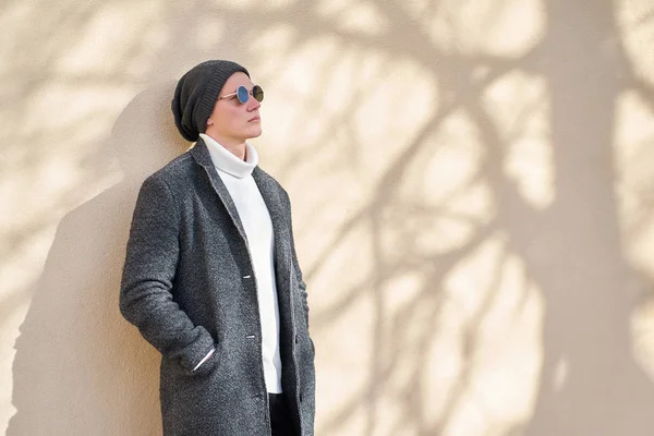 Modern cool hipster trendig man i snygga solglasögon bär en f — Stockfoto