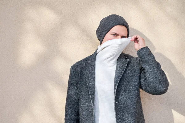 Hipster snygg man klädd i en fashionabel Gray Coat gömmer ansiktet — Stockfoto