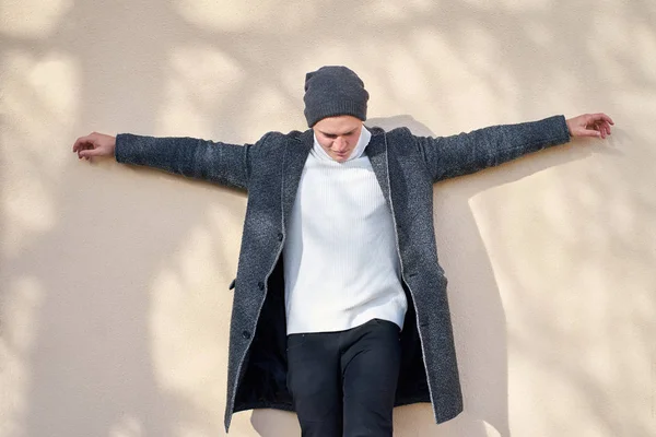Stilig rolig hipster snygg man klädd i en trendig gråkappa, — Stockfoto