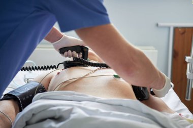 Doktor intensivist defibrilasyon kritik hasta için gerçekleştirir