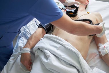 Doktor intensivist defibrilasyon kritik hasta için gerçekleştirir