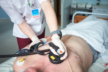 Doktor intensivist defibrilasyon kritik hasta için gerçekleştirir