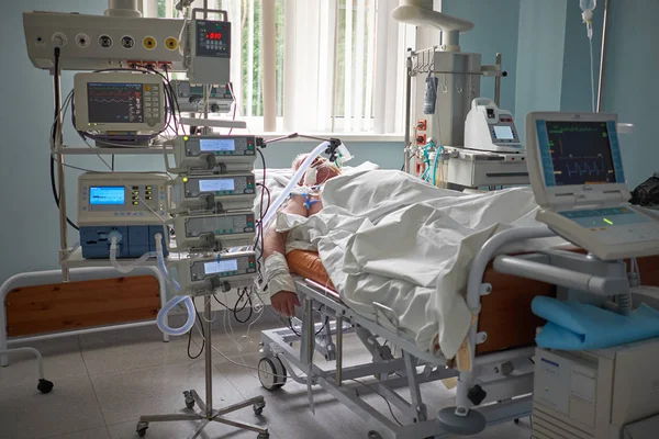 Paciente intubado em unidade de terapia intensiva, trabalho com BIA — Fotografia de Stock