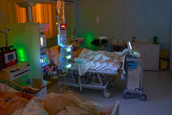 Monitor luminosi nel reparto di terapia intensiva. Spostamento verso l'alto — Foto Stock