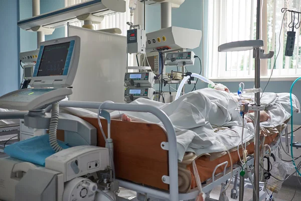 Kritische toestand geïntubeerde patiënt met stemi in intensive care de — Stockfoto