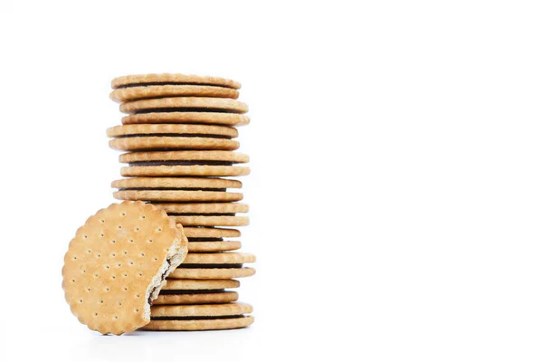 Alça de biscoitos com recheio de chocolate no fundo branco — Fotografia de Stock