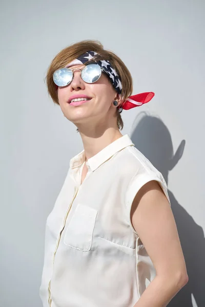 Portrait de rousse caucasienne fille avec drapeau américain bandana borné — Photo