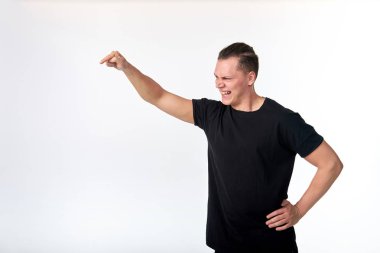 Vücut dili. Erkeklerin hakimiyeti. Kızgın agresif kötü genç adam