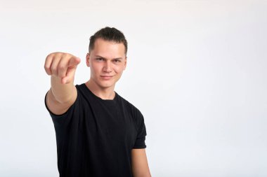 Hareketi. Genç yakışıklı kendine güvenen gülümseyen adam seni işaret ediyor. Ⅰ