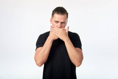 Duygu. Ha ile ağzını kaplayan genç korkmuş adam Portresi