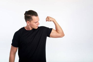 Ben güçlüyüm. Blac giyen yakışıklı brunet hipster adam Portresi