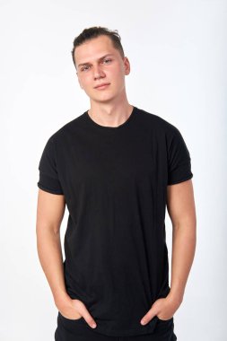 Çekici şık gülümseyen genç adam siyah pamuk Shir giyiyor