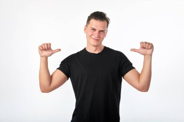 Bana bak, ben havalı biriyim. Genç yakışıklı dost adam gösteren onun