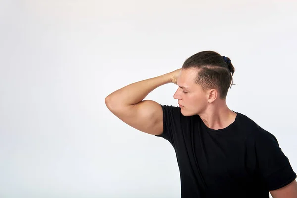 Jag är stark. Porträtt av stilig Brunet hipster man bär blac — Stockfoto