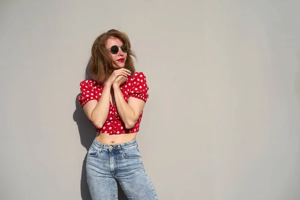 Rousse caucasienne fille en rouge à pois modèle chemisier et jean — Photo