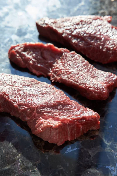조리 할 준비가 된 생 쇠고기 조각 — 스톡 사진
