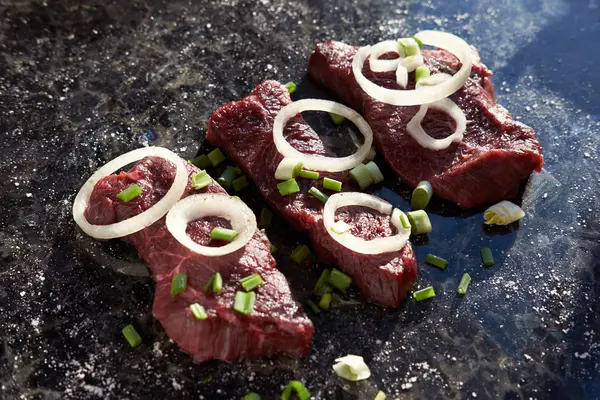 Tranches de boeuf cru à l'oignon prêtes à cuire — Photo