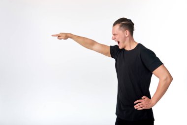 Vücut dili. Erkeklerin hakimiyeti. Kızgın agresif sinirli duygusal genç adam çığlık ve size işaret. Beyaz arka planda stüdyo çekimi. Kopyalama alanı.