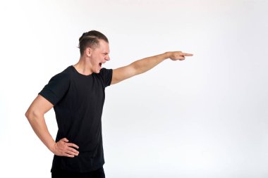 Vücut dili. Erkeklerin hakimiyeti. Kızgın agresif sinirli duygusal genç adam çığlık ve size işaret. Beyaz arka planda stüdyo çekimi. Kopyalama alanı.