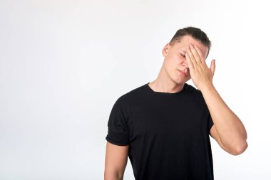 Gözleri kapalı olan mutsuz genç adam birinin kafasına dokunuyor. Erkek suff