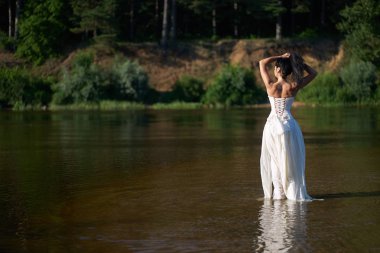 Beyaz gelinlik genç güzel esmer kadın th yürüyüş